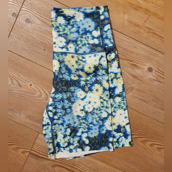 Aerie Offline Goals 3D 7" Bike Short Blue Floral Pattern Path Size Medium - Picture 5 of 5